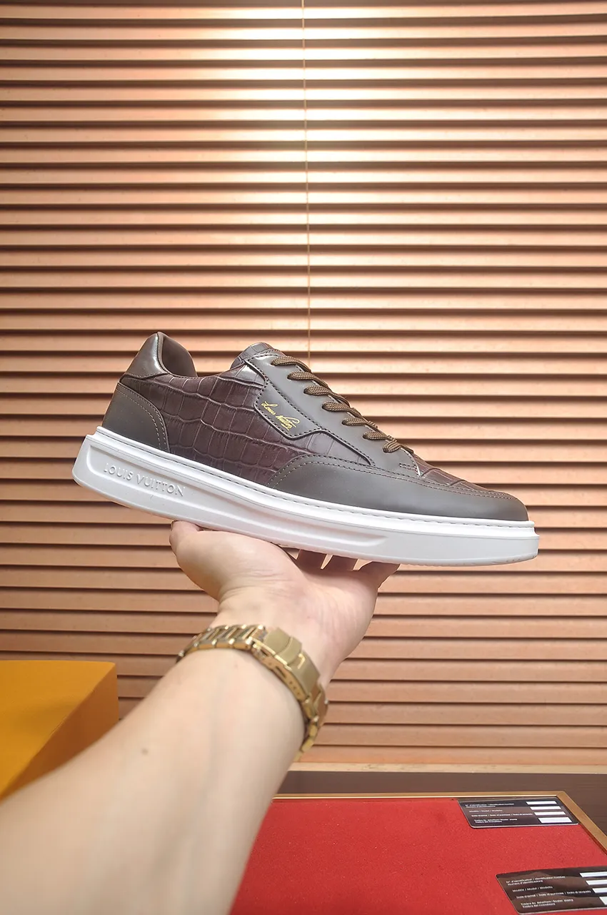 Men's men's shoes 💰640💶Original development, quality shipping, welcome to compare - LV sneaker series sports shoes introduce the loose silhouette of the ready-to-wear series into the spring and summer men's wear shows and make an eye-catching appearance. The cow leather upper is combined with rough fabric laces, and colorful beading highlights the brand's classic elements. LV letters mark the tongue and Monogram floral outsole. Mixed materials Made of top-grain cowhide, thick shoelace design, large Monogram print on the side, mesh lining and cotton feet, the comfort is as extreme as ever, premium heritage, quality first, worth owning! Size: Men’s 38-45 (45 is custom-made and cannot be returned or exchanged)